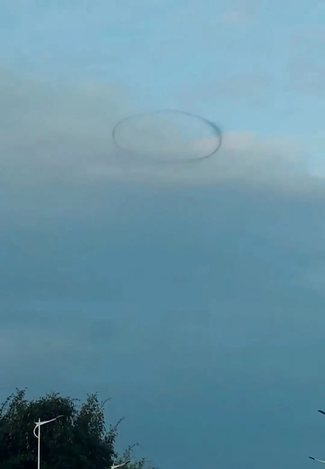 成都天空巨型黑色圆环悬浮，在空中久久不散，可能是什么？